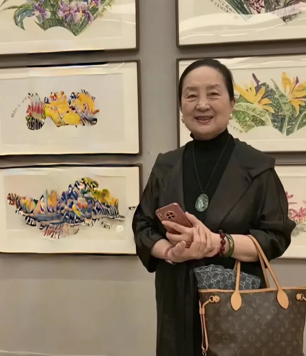 74岁的张金玲，76岁的斯琴高娃近照，就是这个年纪该有的样子，比整了容的倪、刘几