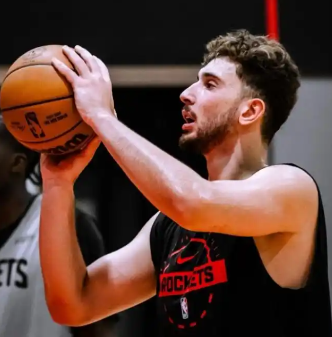 火箭VS活塞比赛中观感上，申京确实跟火箭脱节
半场就开始要球，挡拆也不好好挡，也