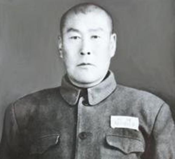 1942年，游击队长甄凤山半夜趁女战士熟睡之时，潜入到她的房间，而原因竟是她从不
