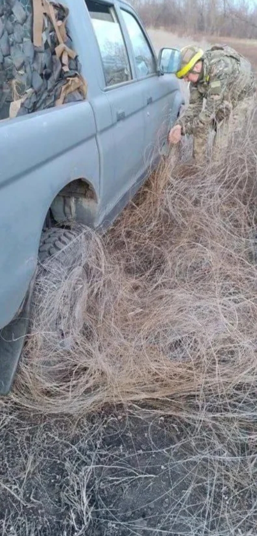 俄乌战场上无人机的光纤泛滥成灾
俄乌双方在战场上，普遍使用光纤无人机，最大的优点