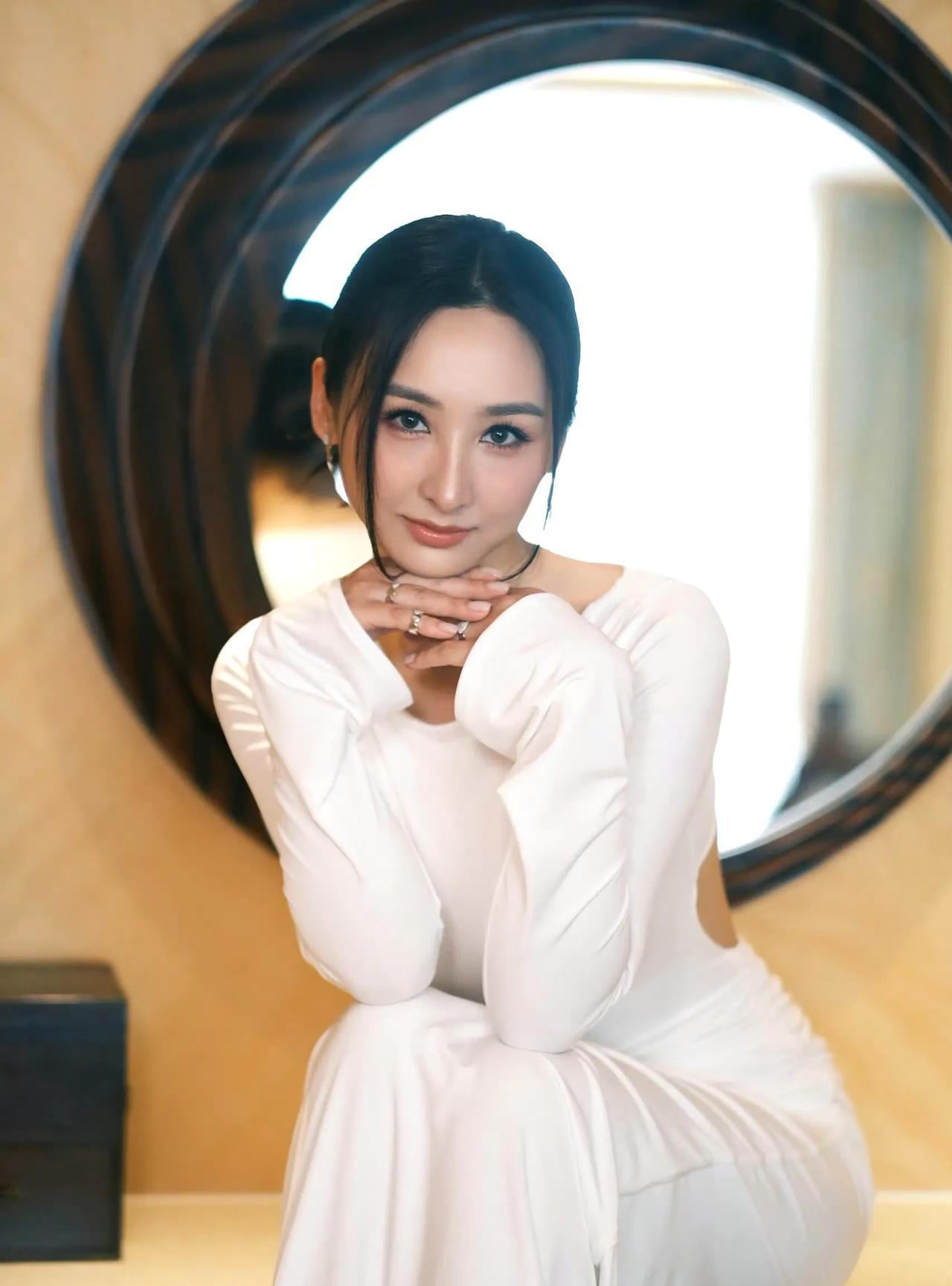 高海宁：白裙摇曳，优雅知性
高海宁身着一袭白色礼裙，很是清新典雅。
礼裙设计简约