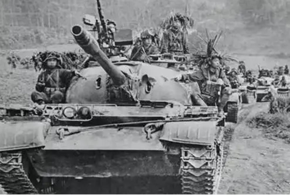 1979年，在对越自卫反击战中，宋时轮来到前线，他跟许世友说：“不要将步兵都绑在