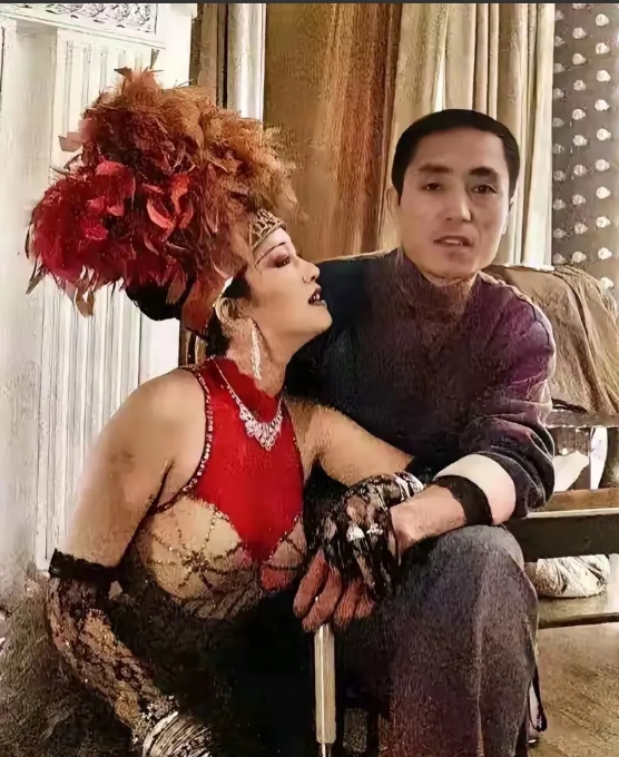 张艺谋也演也导，他演当时社会背景下的小人物，演得好，因为他长了一张苦哈哈的脸。他