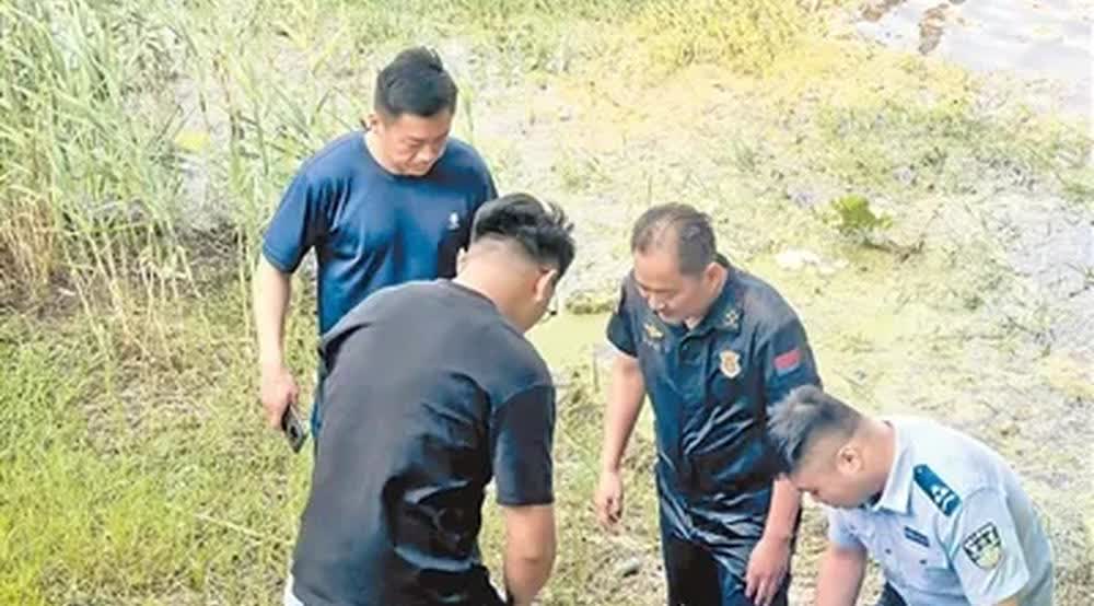 5月29日，山东省枣庄市峄城区坛山路上，一名女子突然从大沙河大桥上跳入河中，瞬间