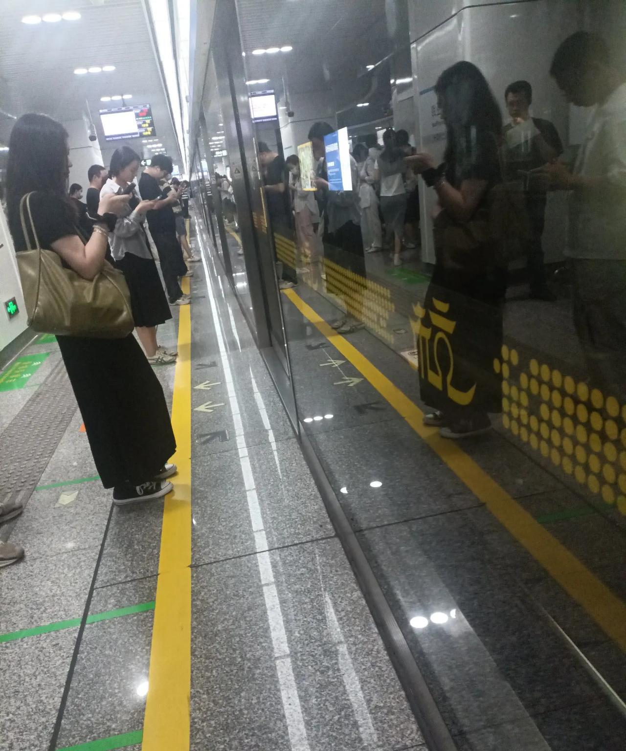 #分享城市新鲜事# 
        本来没打算这个点出行，阴差阳错还是出来了。