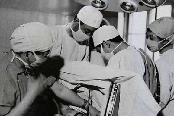 1984年，战士李陶雄中弹牺牲，送葬途中遗体竟两次从车上跌落，护士郑英察觉异样，