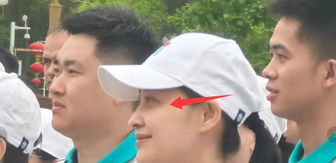 新疆这天，梅婷素颜黑眼圈明显，郭晓东胡茬花白，韩红状态引担忧