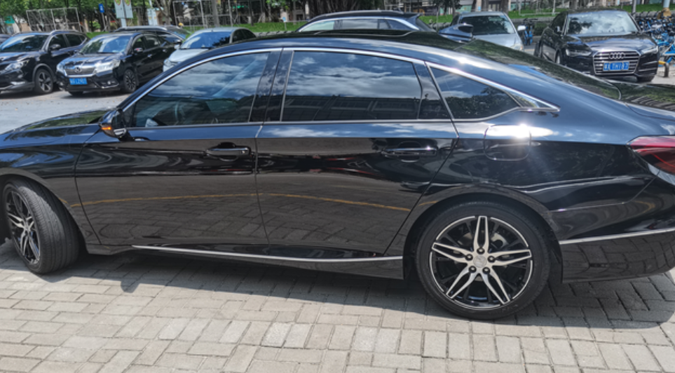 外观很棒，但油耗接受不了，市区开养不起
这油耗是让我放弃的节奏，努力一把争取换台