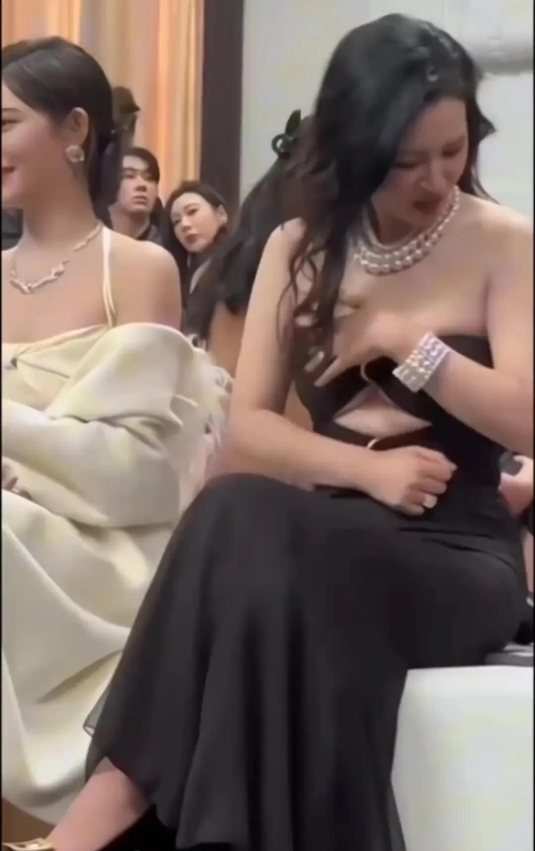 珠光宝气映红妆，美人如画入诗行。