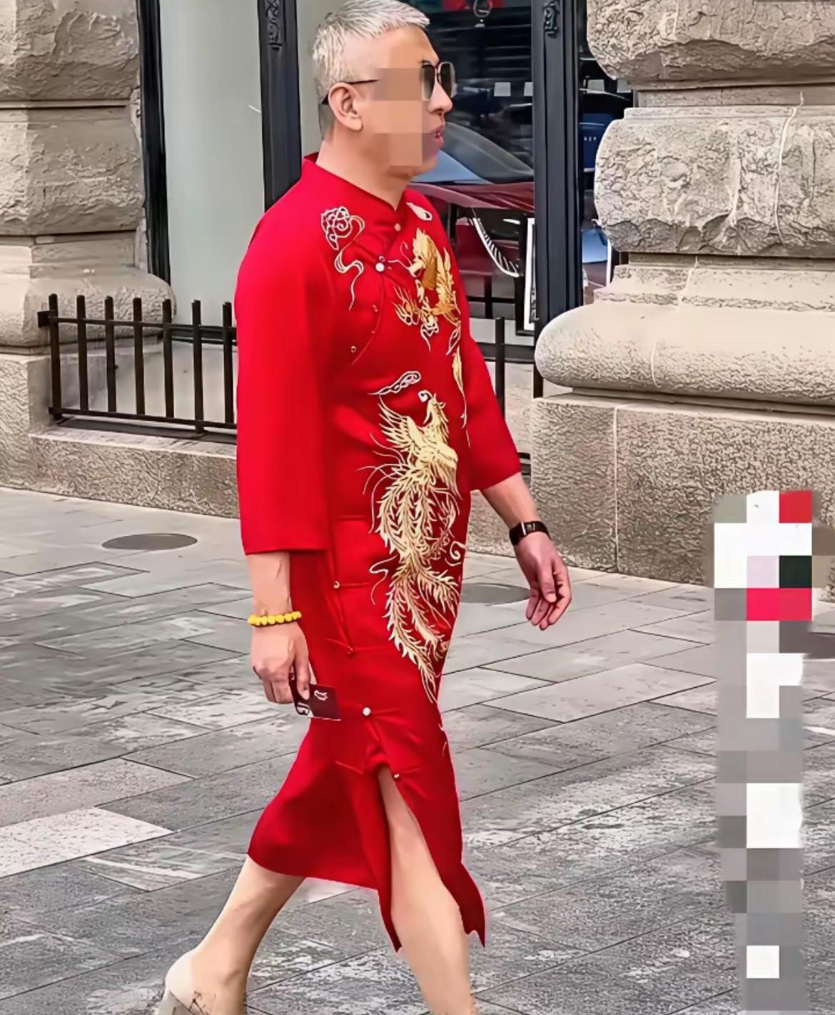 为了高考，爸爸们也是豁出去了，见过妈妈穿旗袍的。头一回见到爸爸穿着红色大旗袍，还