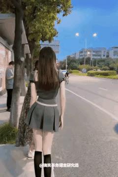 一位等公交的美女闲的无聊，在路边跳起舞来，她招手的姿势让几辆出租车靠边停车，司机