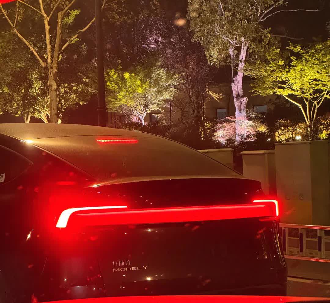 现在街上焕新版特斯拉Model Y看到的越来越多了，这个漫反射尾灯确实好看，很有