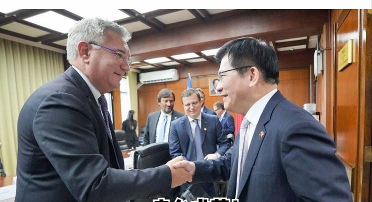 ”台独“分子“卖台求荣”丑恶嘴脸暴露无遗！
据台媒报道，台伪”外长“林佳龙4日向