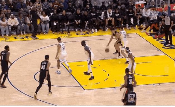 勇士潜力锋线新星库明加真是太嚣张了！NBA季前赛，在勇士对阵开拓者的第二节比赛中