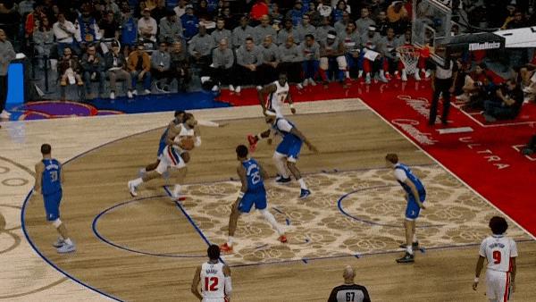 坎宁安突破迎着加福德防守，空中大幅度拉杆上篮得分