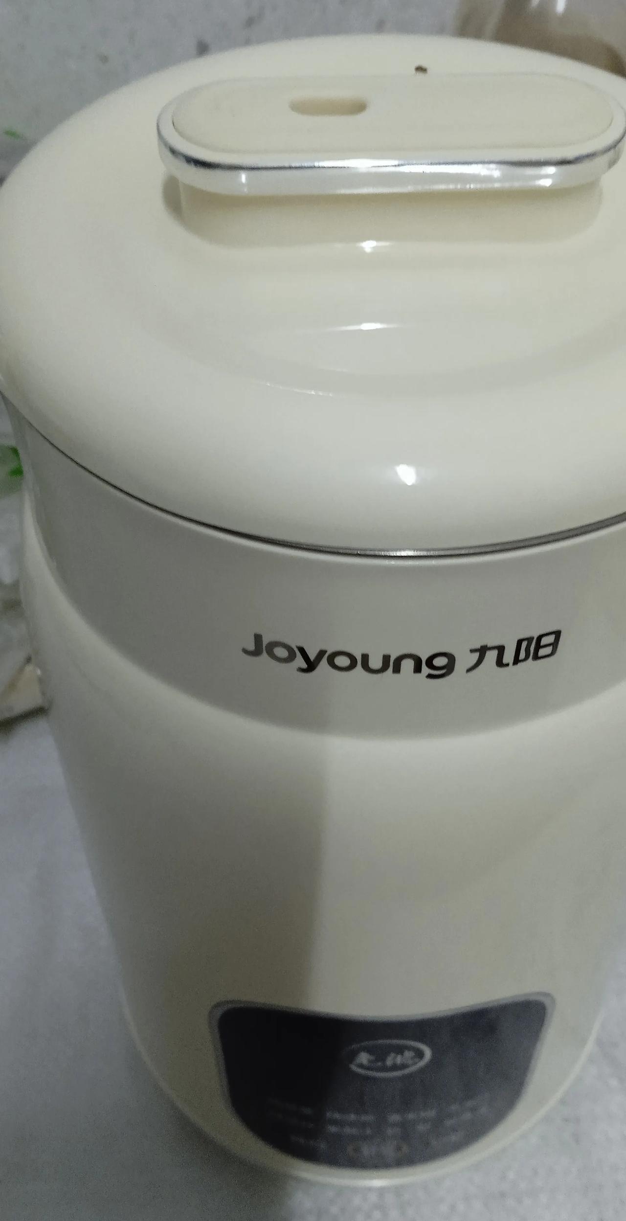 昨天在京东买的豆浆机到货了，
又能打豆浆喝了。
其实，这已是我家买的第四个豆浆机