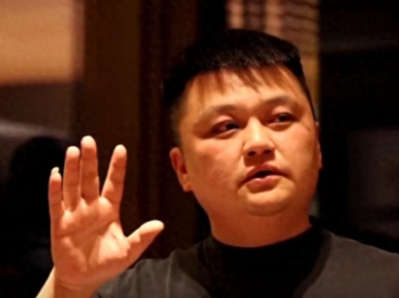 据央视《足球之夜》节目报道，青岛西海岸俱乐部投资人徐尚表示，邵佳一前往国足任职前