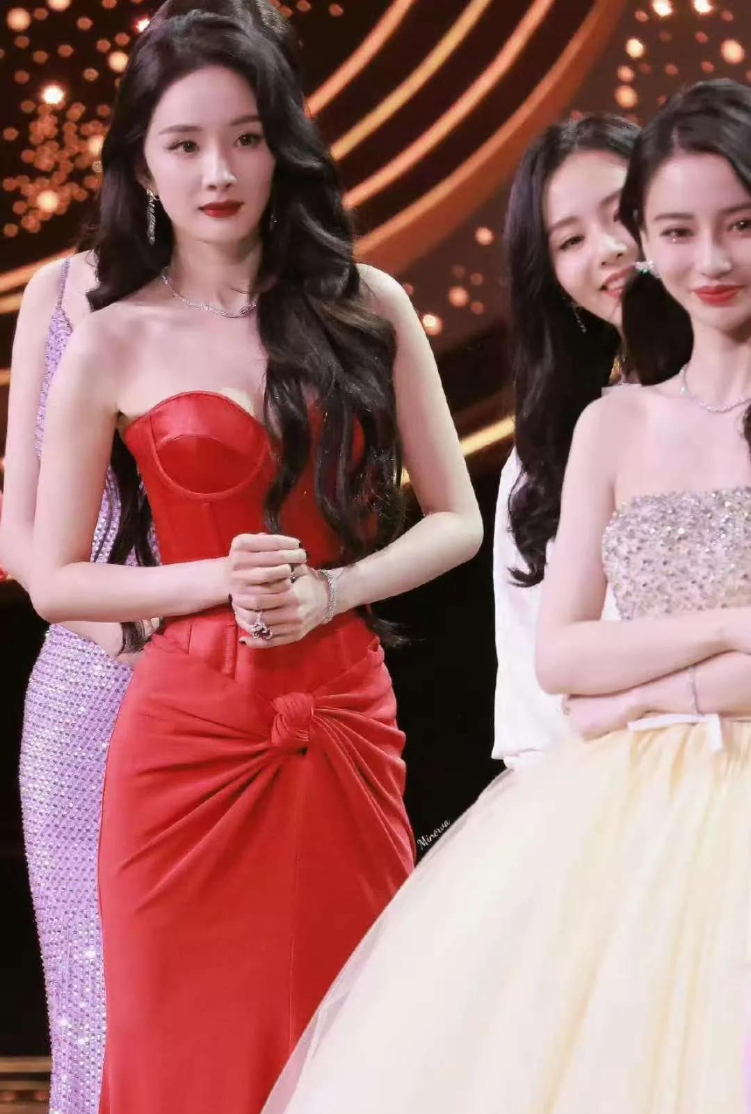 杨幂和Angelababy同框，关于杨氏两姐妹谁更美这个问题，答案已经很明显了。