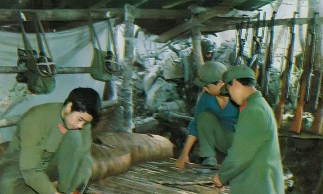 1981年，两山轮战时期，几名战士们正在阵地铺设竹床，从照片中看到环境非常的简陋
