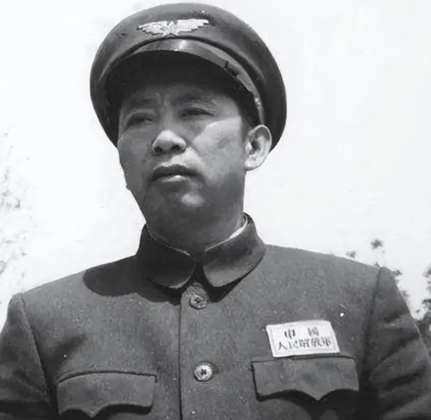 1950年夏天，刘亚楼到剧院看戏，刚坐下就有一双脚驾到自己头上，顿时火冒三丈。对