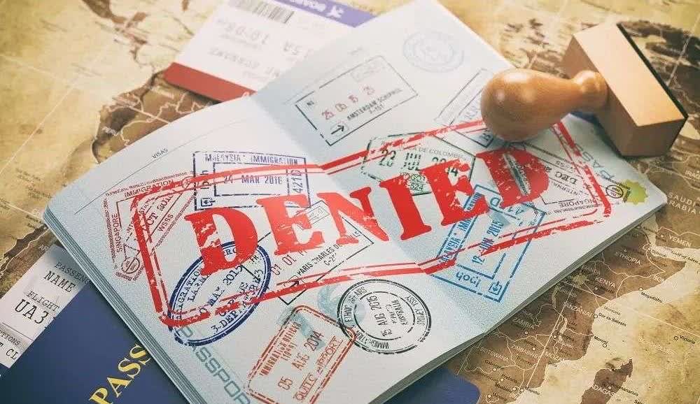 据外媒报道，一位年逾六旬的中国老人，近日在持合法旅游签证赴美探望子女的过程中，因