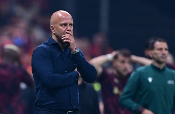 斯洛特迎大考！利物浦联赛杯出局&近7场6负，11天内将对阵维拉、皇马、曼城