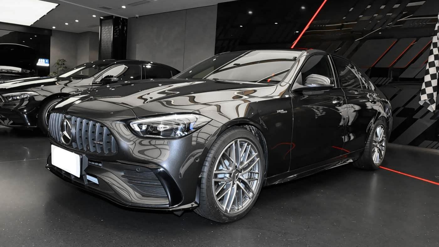 全新奔驰轿跑售价降6.62万，低趴外观很动感，搭载2.0T轻混+四驱