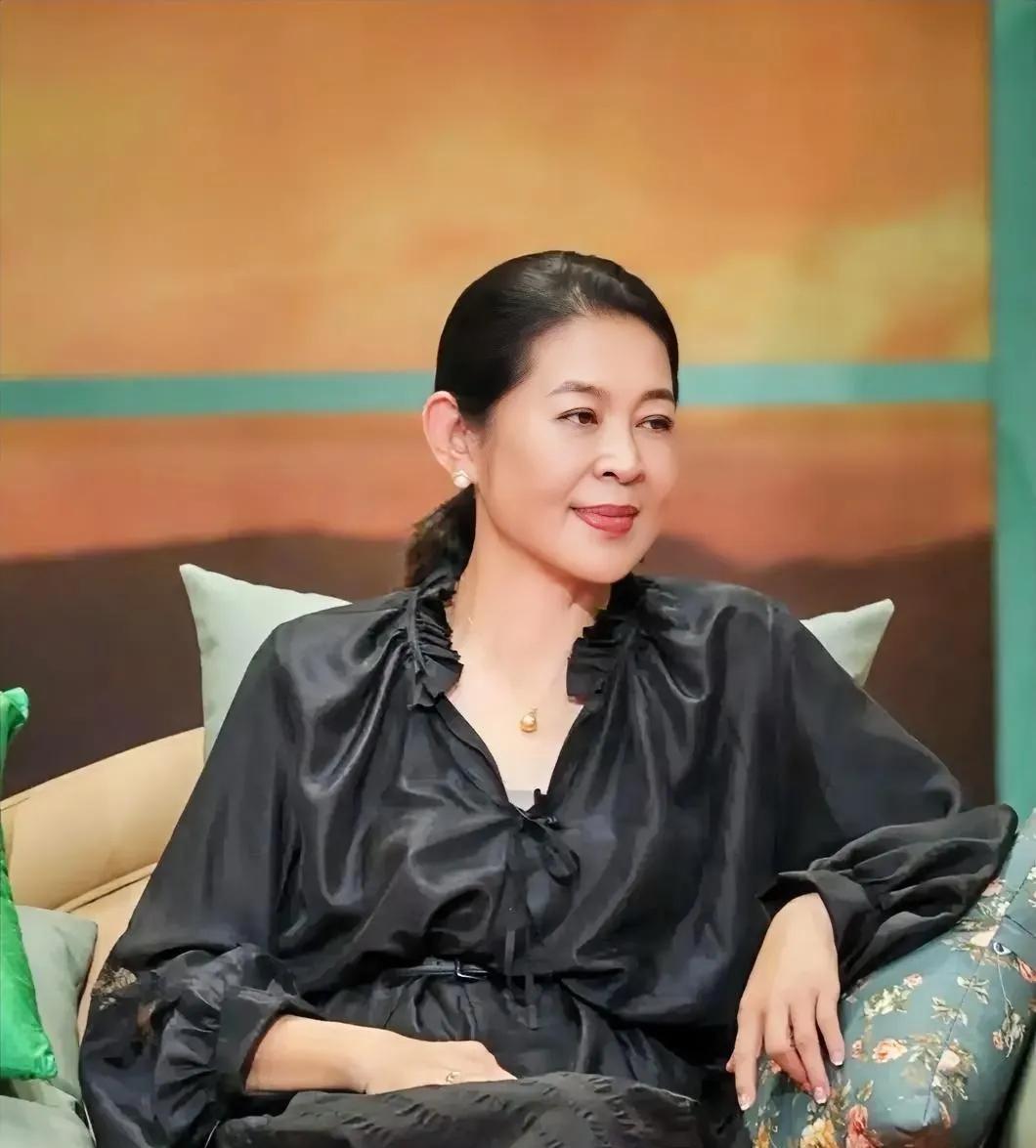 听倪萍讲这事儿，我心里暖乎乎的，又有点感慨。倪萍家44岁的阿姨回安徽老家一趟，回