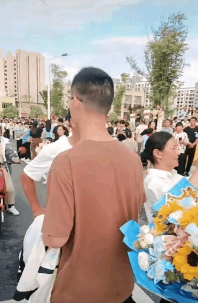 第一个拒绝妈妈送花的考生出现了！”儿子考完最后一门从考场出来，妈妈连忙送上鲜花，