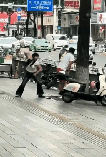 听说过“抡圆了揍”吗？就是这个样子！[捂脸][捂脸]