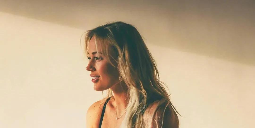 索菲坎宁安拍视频暗讽裁判被罚500美元，收入低看样子也有好处。
最近WNBA联盟