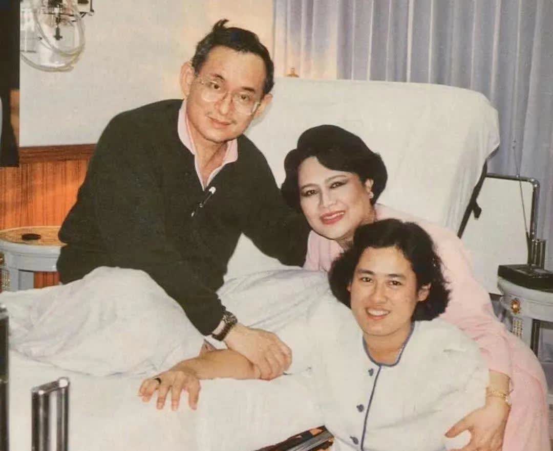 老泰王一直儒雅，诗丽吉王后一直自信中带点傲妄，感觉泰王更崇拜母亲，以致于他的言行