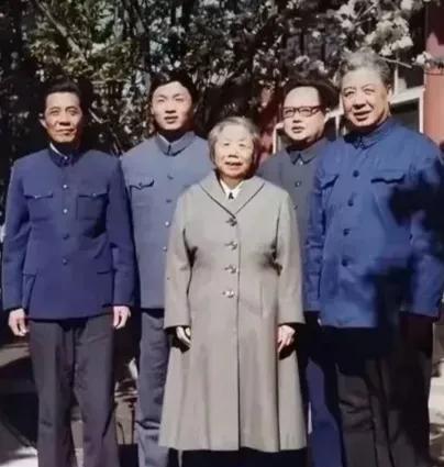 八十年代，邓颖超与身边工作人员在一起，笑容满面，留影！