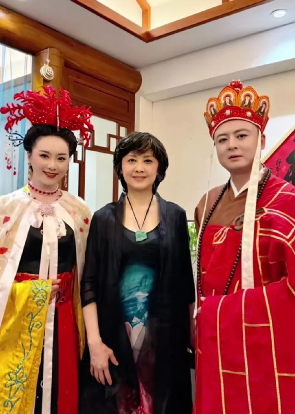 岁月从不败美人！
       73岁“女儿国国王”朱琳现身河南洛阳，这颜值简直