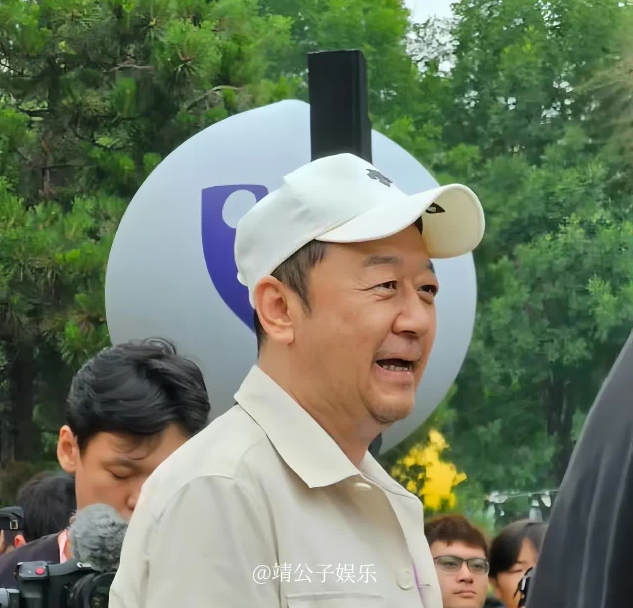 郭涛一家现身阿那亚游玩，14岁的女儿身材高挑、皮肤白皙，与哥哥小石头长得极为相似