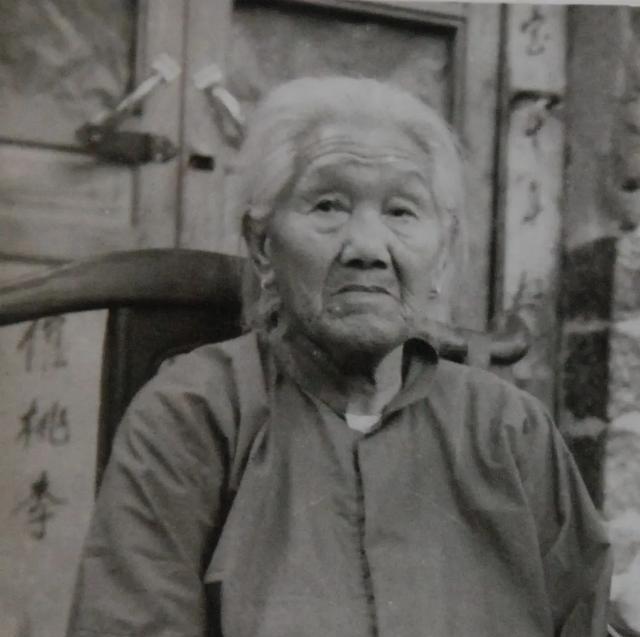1941年，战士毕铁华被捕，敌人对他严刑拷打，全身被烙铁烙烂了，敌人以为他死了，