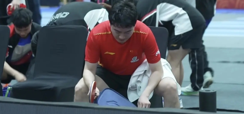 赛后，梁靖崑哭了！
今天凌晨，中国队以大比分3：2险胜日本队，晋级2025亚洲乒