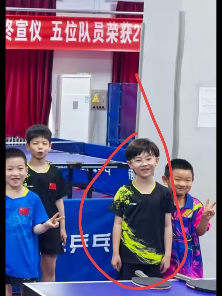 6月7日梁靖崑陪儿子打球——真是一个好爸爸
梁靖崑在培养孩子打乒乓球，
每一次刷