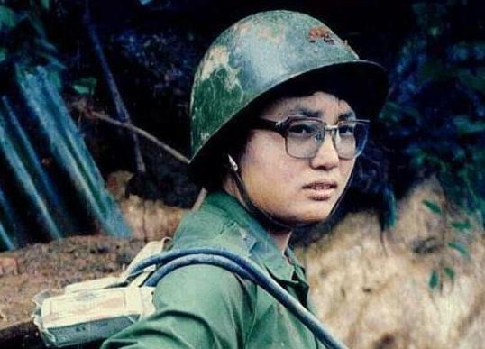 1986年，23岁女医护刘亚玲借用回家探亲的名义，偷偷跑到老山前线救治伤员战士，