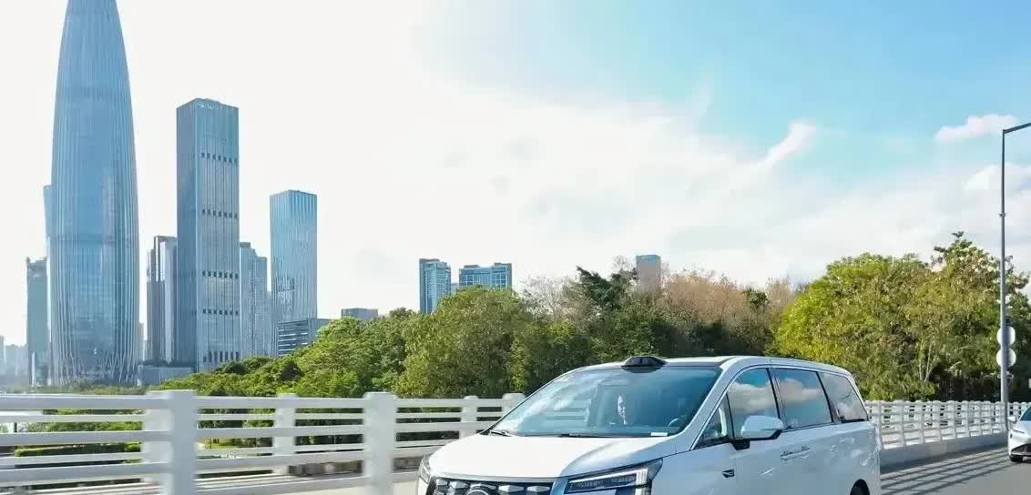 3.0辅助驾驶和鸿蒙座舱。搭载192线激光雷达、800万像素双目摄像头及4D毫米