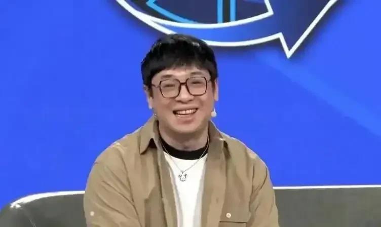 NBA总裁箫华大怒 总决赛没人愿意看了
据国内著名篮球评论员柯凡爆料:NBA总裁