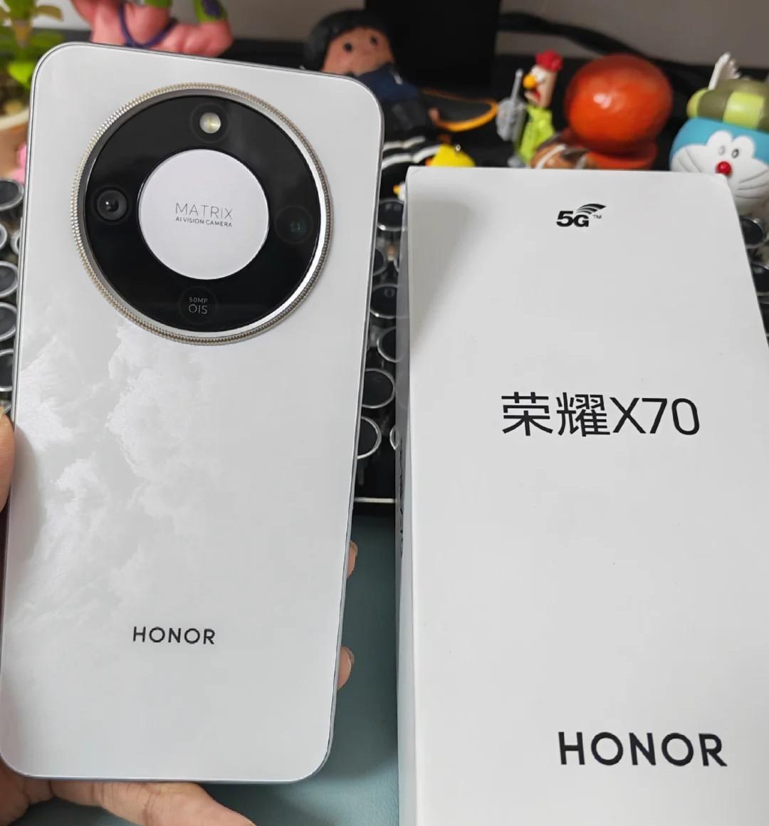 朋友最后没忍住，又给家里买了一台荣耀X70
8G+256G国补之后1350多，送