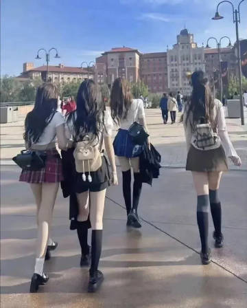 这是哪所大学的学生吗？