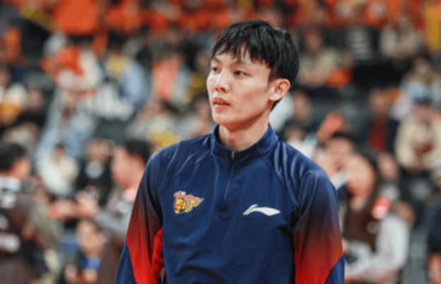 广东男篮绝对大腿，徐杰受伤了，受伤的原因是南京球员邬挺嘉，在投篮的时候，腿部稍微