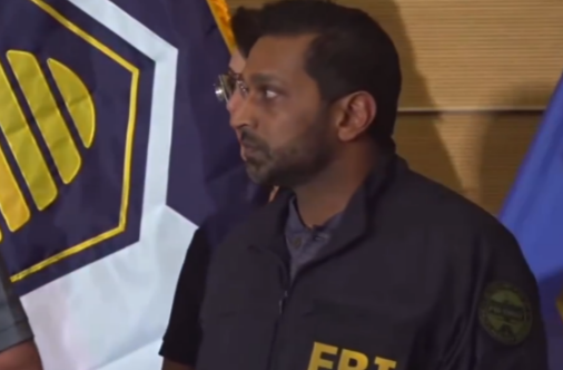 柯克被一枪毙命后，美FBI局长被拍一脸迷茫，抓捕凶手几乎成泡影！

最近，美国F