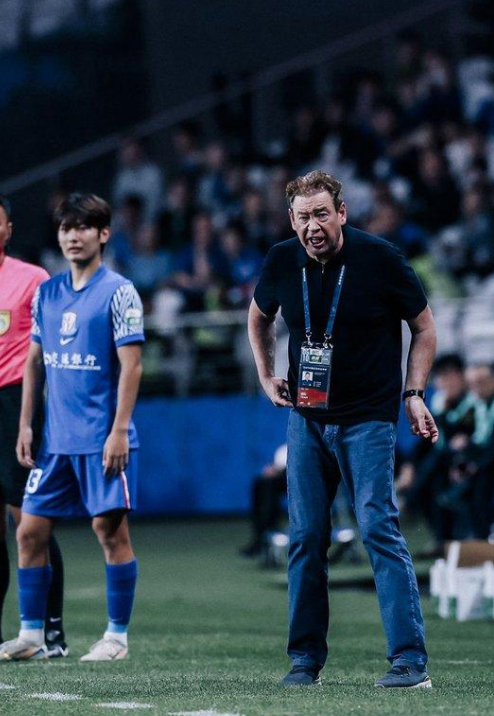 今晚7时，球队将坐镇上海体育场，与河南俱乐部争夺一张足协杯半决赛门票。上周六，申