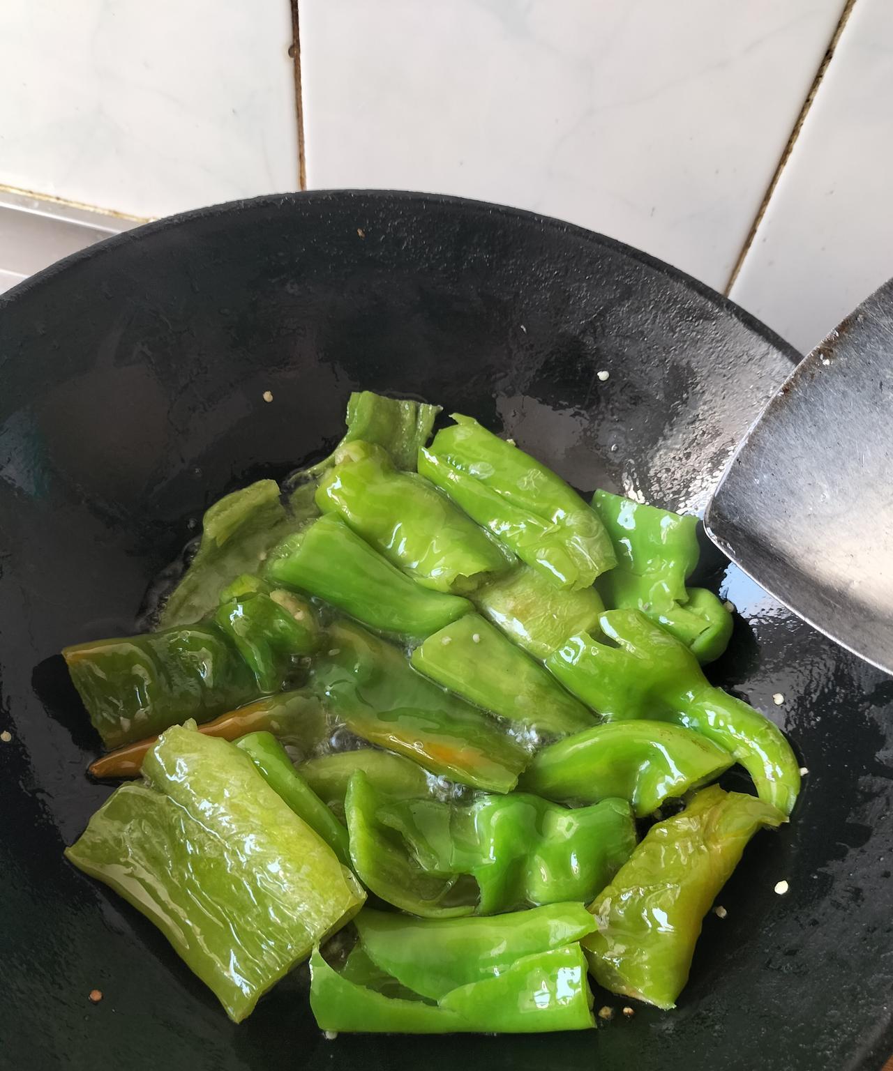 做油焖尖椒，有一个小窍门，既好吃又下饭，还不油腻。
尖椒维生素多，是个好菜。
尖