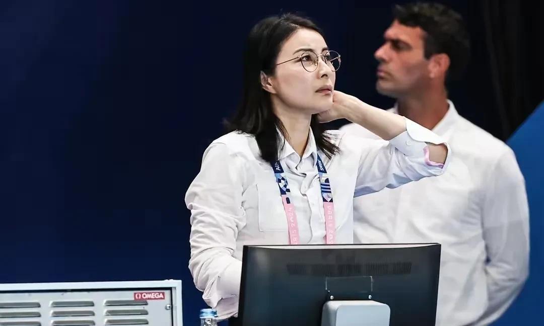 照片中的这两个女人都嫁给了香港的富人，但她们的状态完全不一样。
第1张照片这个女