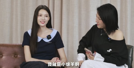 张艺上这波采访也太绝了！女鬼造型说来就来，狼人杀环节梗密集到让人笑到打鸣，综艺感
