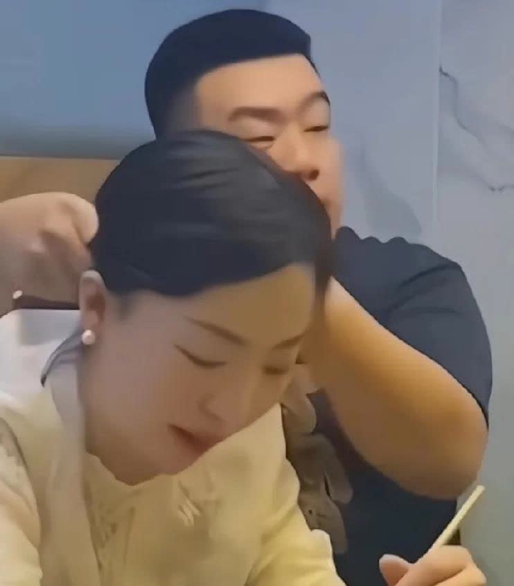 就这一个动作会温暖多少女人！[赞]
男子与妻子一起出席朋友聚餐，男子和朋友边说